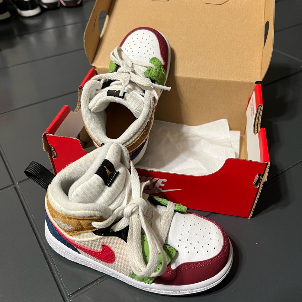 7.5 multicolored Nike Retros